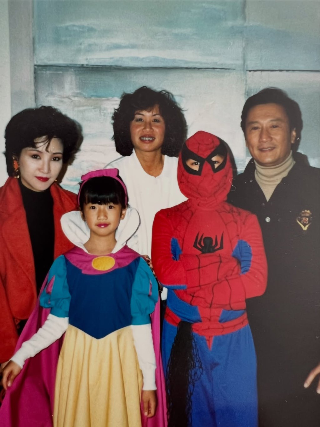 謝婷婷趁母親節上載舊家庭照,謝賢、狄波拉顯出明星風範,謝霆鋒則十分鬼馬。