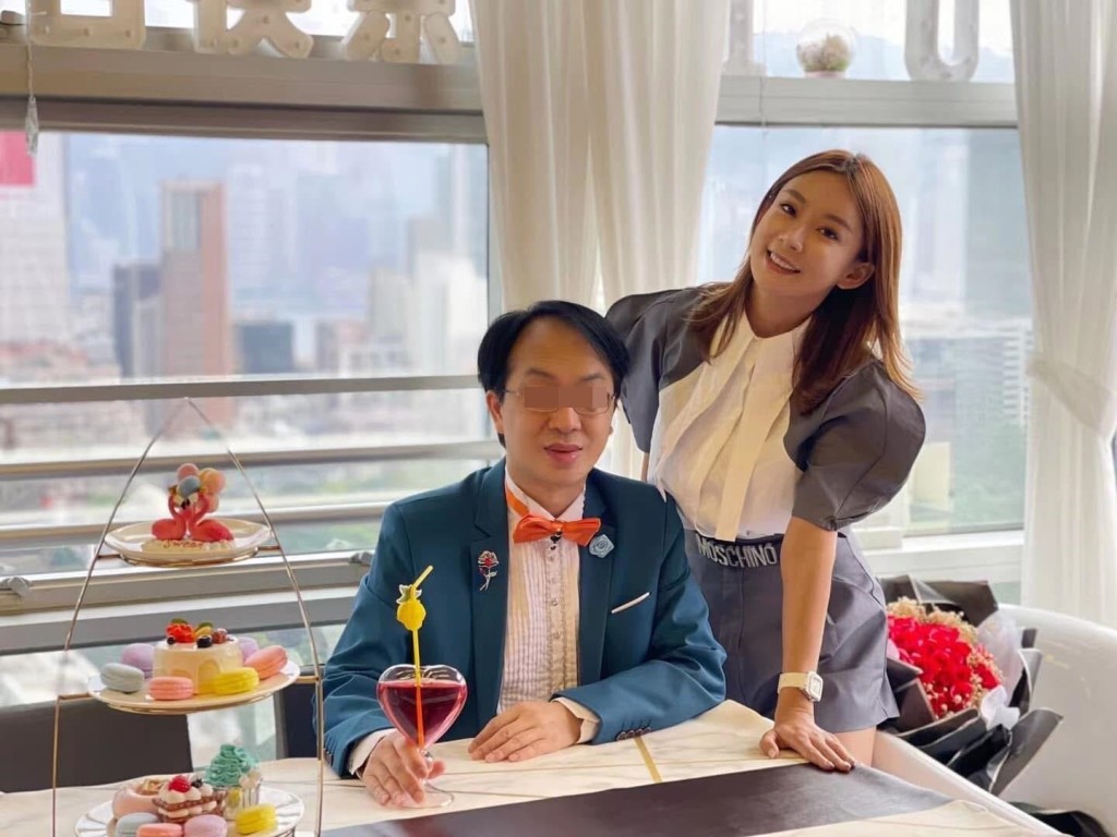 郭總當時穿著其標誌性的鮮色西裝。