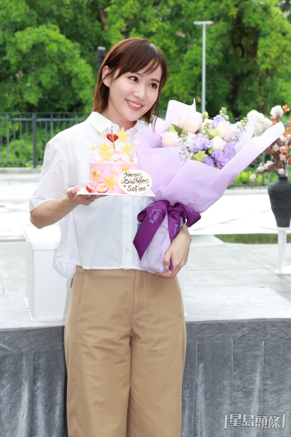 壽星女吳海昕收到鮮花與生日蛋糕。