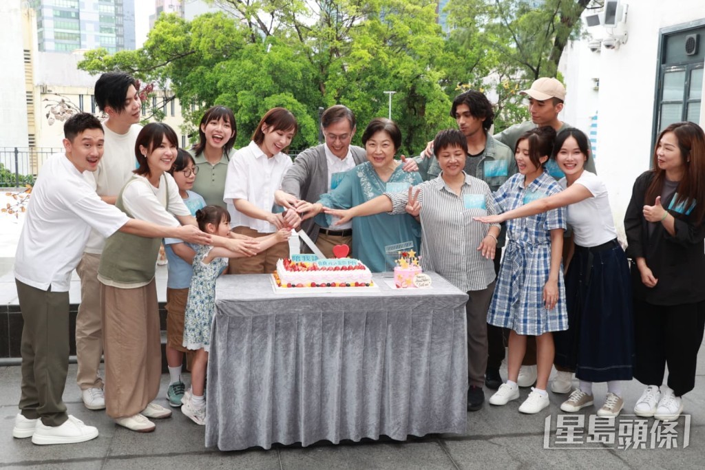 一眾演員齊為吳海昕慶祝生日。