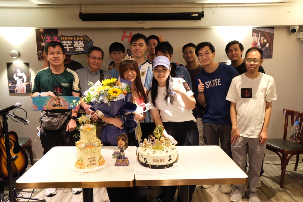「瑩火蟲」們悉心佈置了生日場地，並準備了蛋糕和小禮物。