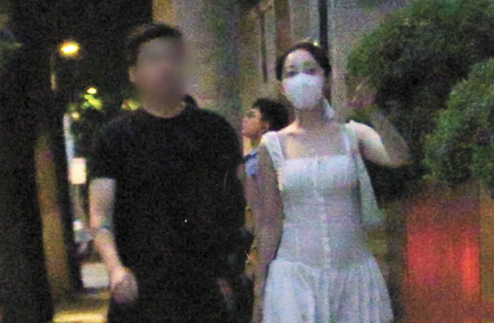 蔣夢婕與男子結伴逛街。網上圖片