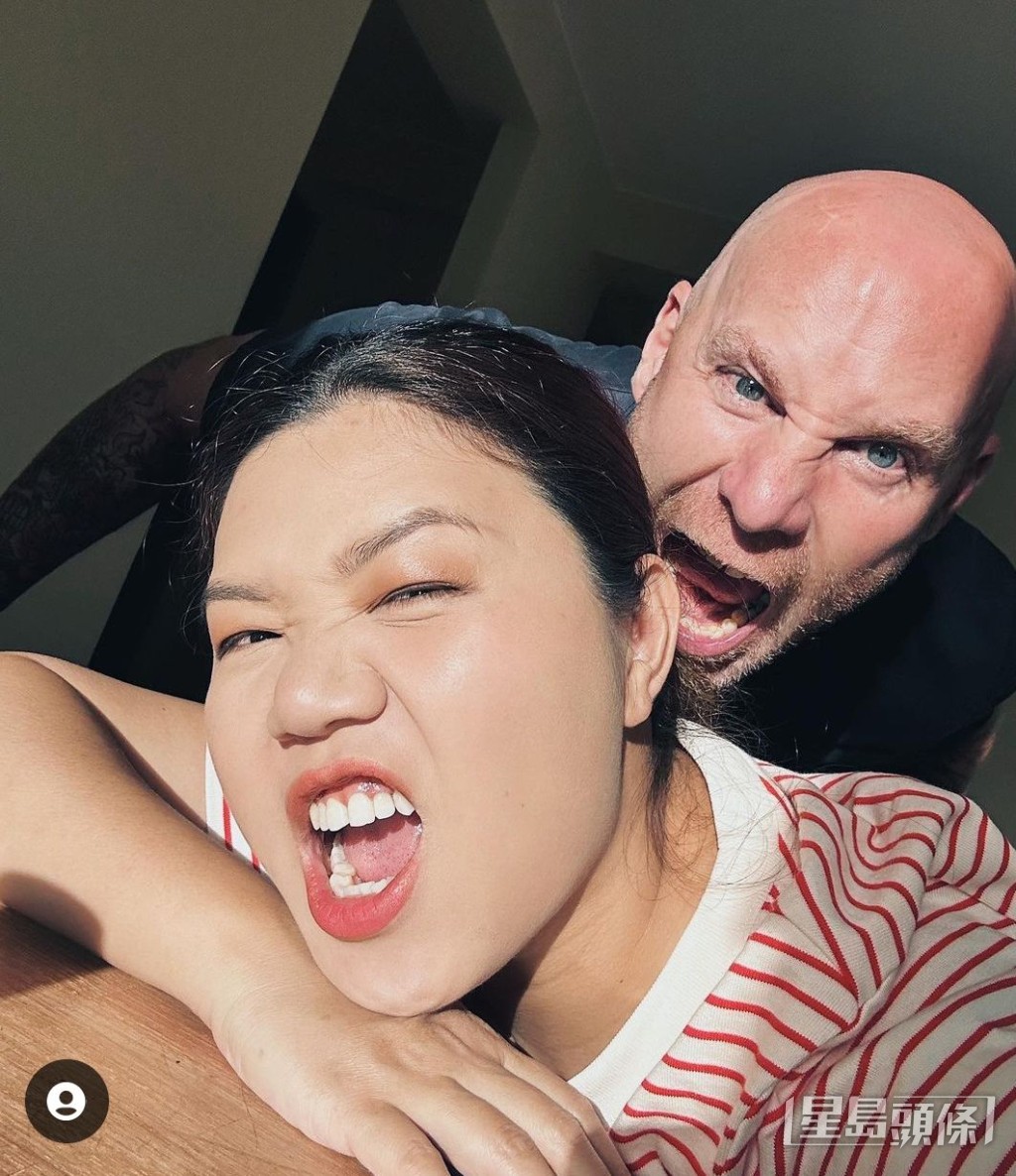 鄧小巧的外籍丈夫白先生陪伴她來港追尋夢想。