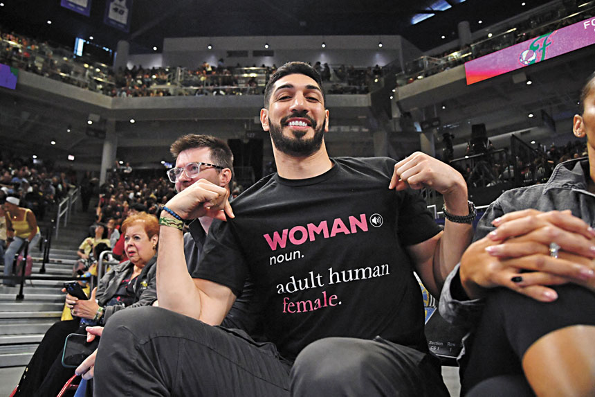 土耳其裔前NBA中鋒坎特身穿「女人(名詞)」T恤觀看WNBA比賽。路透社