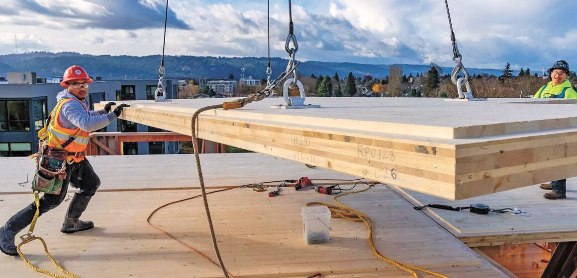 圖為起重機運送大塊重型木到建屋工地。WoodWorks