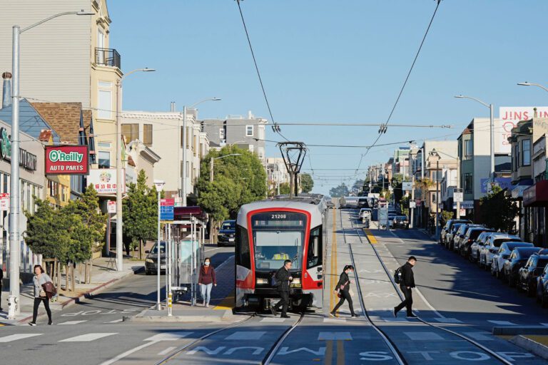 三藩市街頭的Muni輕軌列車。美聯社資料圖