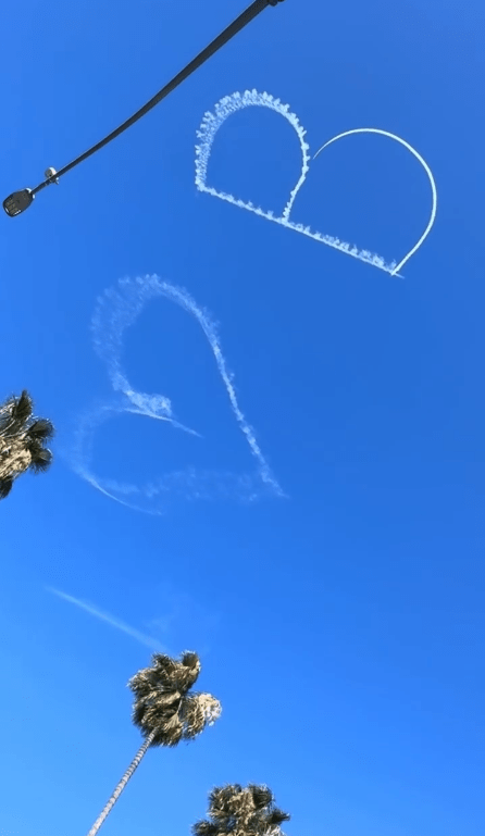 天空中可清晰見到「I Love B」的字樣。