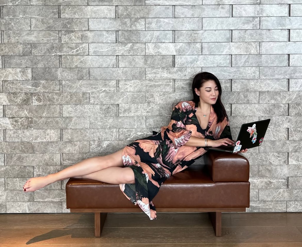 廖碧兒早前發佈新相,以一襲低胸短裙展示其美好身段。