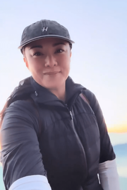 廖碧兒心情愉快地去行山。