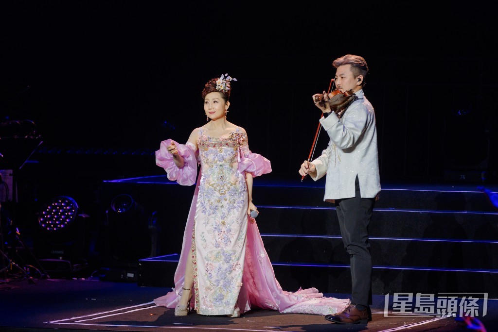 張德蘭在演唱會上獻唱多首經典金曲。