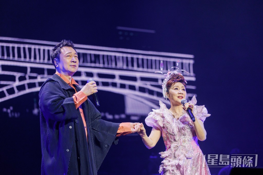 張德蘭與嘉賓黎耀祥合唱經典歌曲《默默無言》。