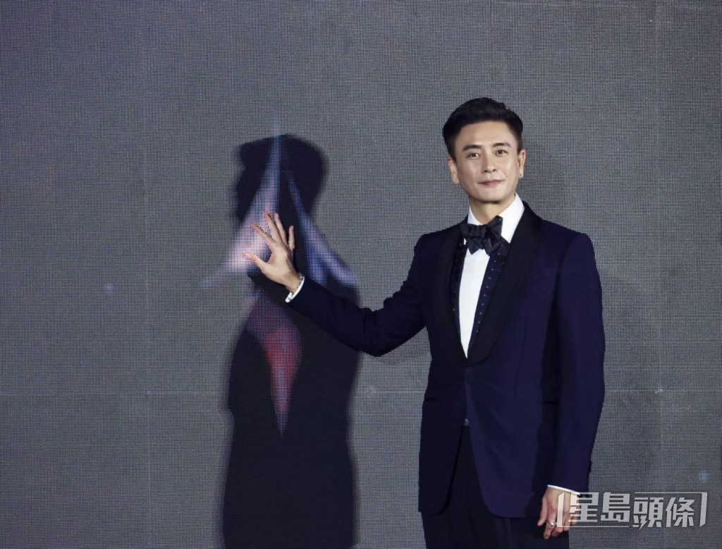 Bosco穿著一身黑色禮服，造型十分有型。
