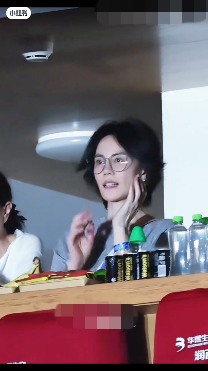 戴著眼鏡的王菲被現場鏡頭捕捉，模樣可愛。