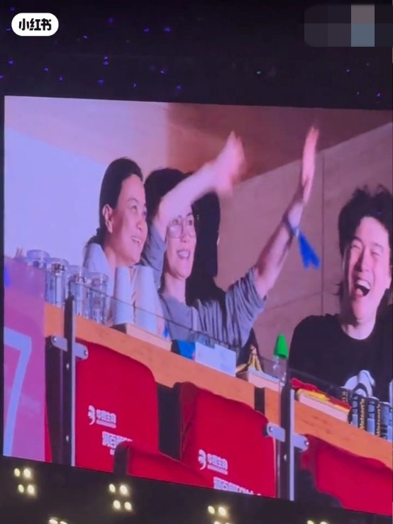 王菲在演唱會台下化身小粉絲，開心揮手為那英應援。