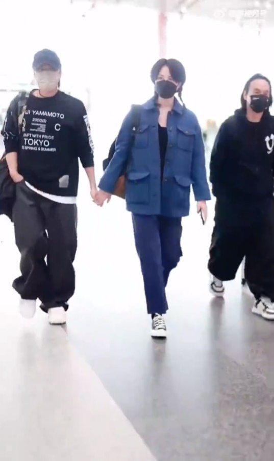 王菲與謝霆鋒曾拖手現身內地一機場。