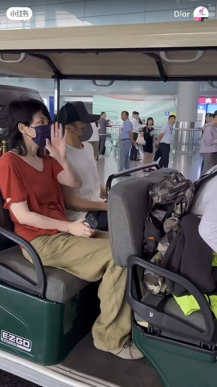 王菲大方任影。