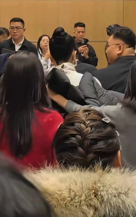 工作人員慌忙為王菲披上羽絨。