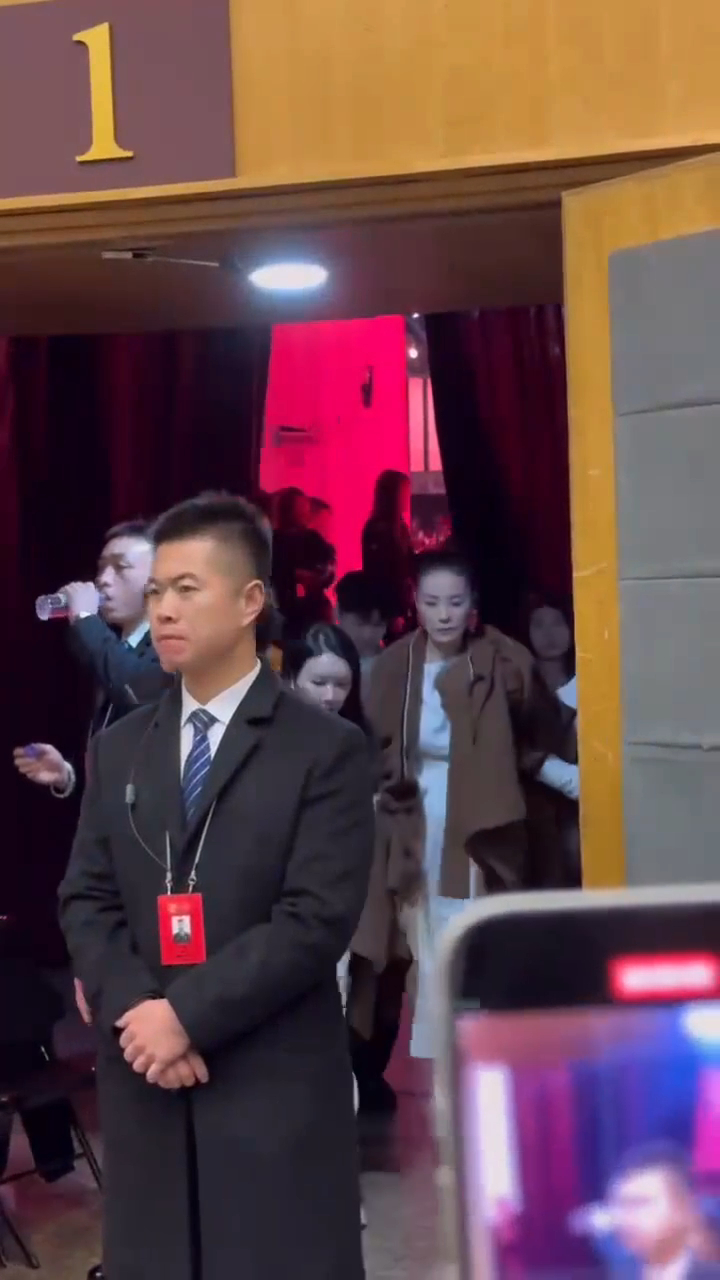 王菲去年出席春晚，演唱之後由助手陪同步入後台。