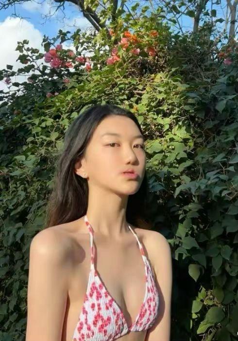 李嫣曾晒比堅尼照。