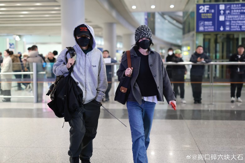 謝霆鋒和王菲曾合體現身北京機場，全程任影唔嬲。