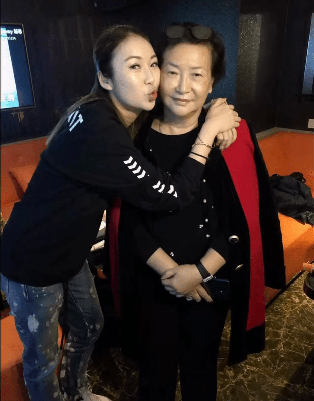 莊思敏與母親江玉珠的合影。