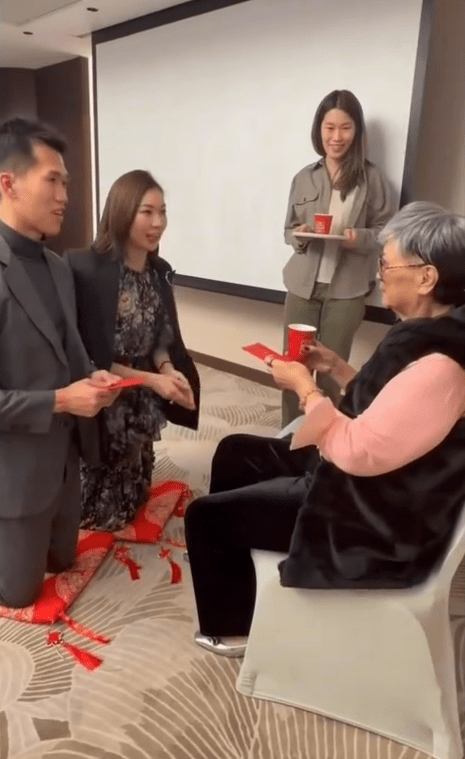 莊思敏結婚時向母親江玉珠敬茶的溫馨時刻。