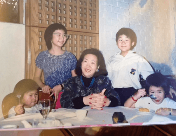 江玉珠與四名子女的舊日合照。