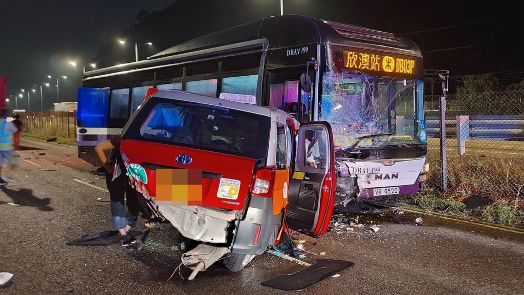 大嶼山翔東路三車相撞 初步10人受傷 的士司機被困昏迷