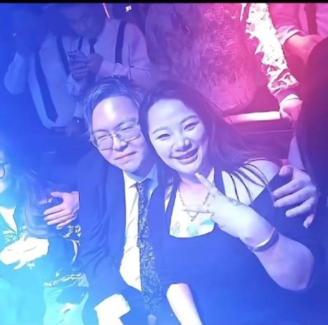 早前,內地社交平台流傳向佑與女友在南昌酒吧的照片。(微博圖片)