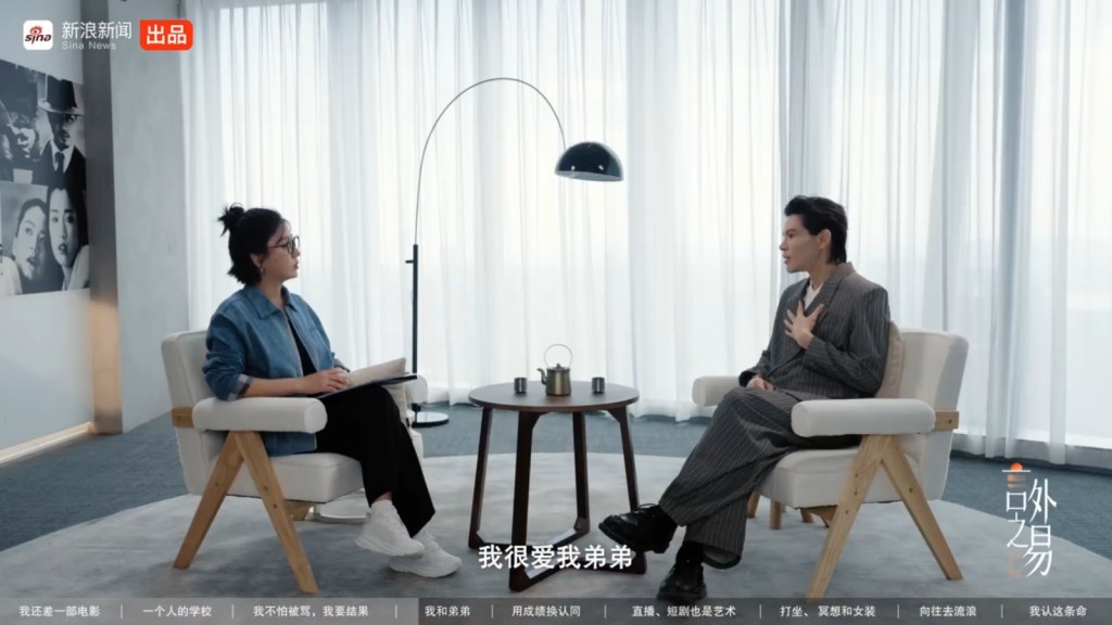 向佐近日接受了內地媒體人易立競的節目《言外之易》訪問。