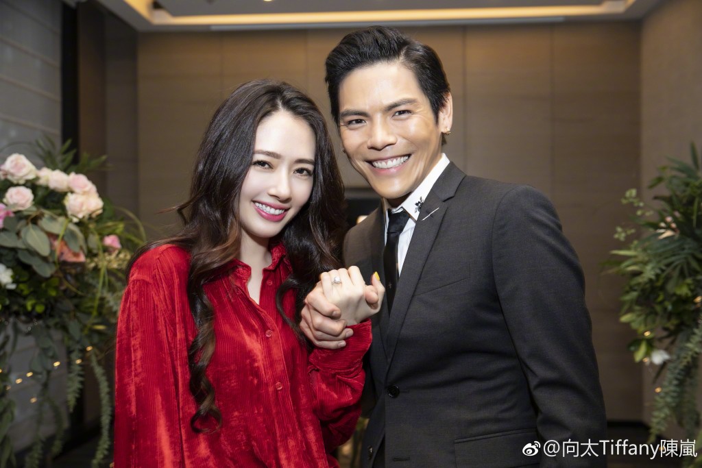 向佐與郭碧婷因合作拍攝真人秀節目而結緣。