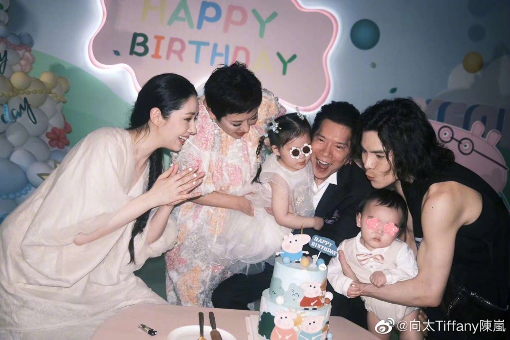 郭碧婷為向家誕下一女一子,讓向華強夫婦享受三代同堂之樂。
