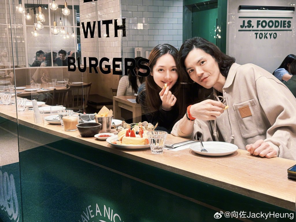 向佐結婚初期,經常在社交平台分享甜蜜生活。