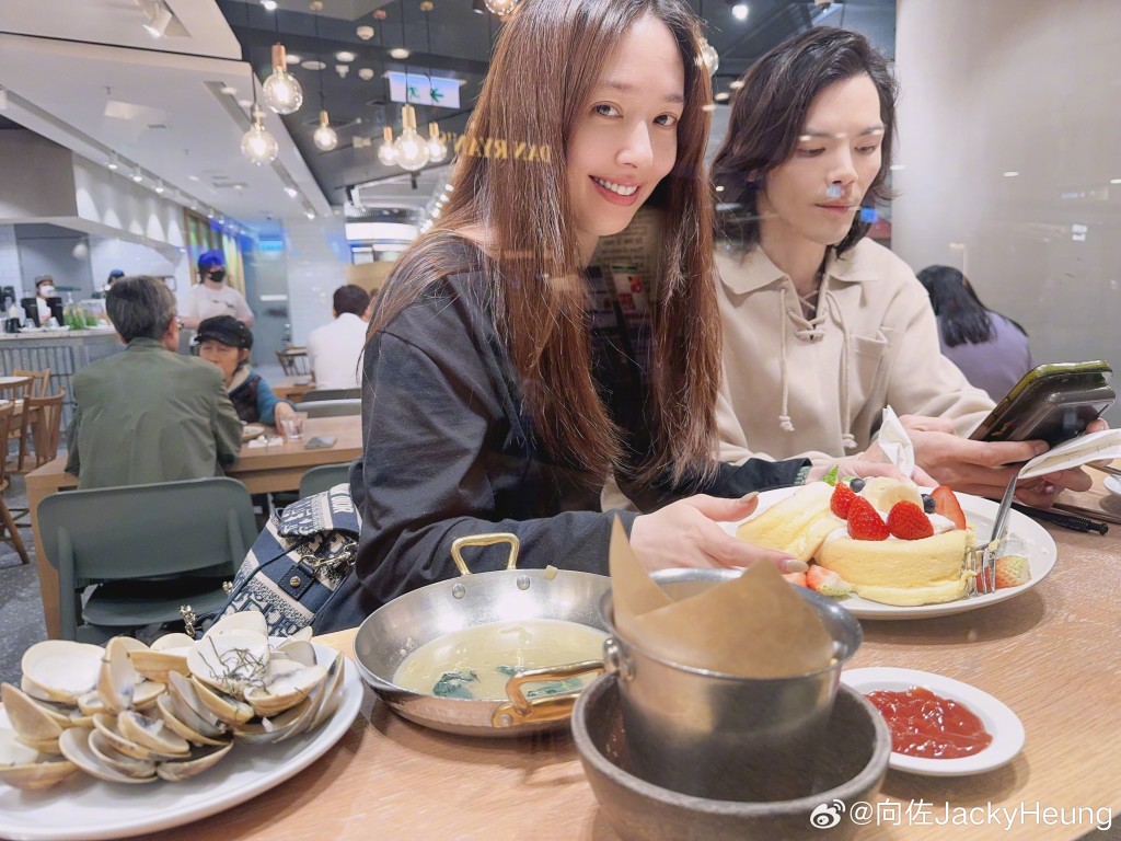 向佐與郭碧婷用餐時,桌上擺滿食物。