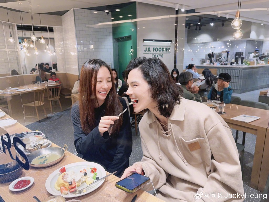 向佐獲太太郭碧婷餵食,露出甜蜜笑容。