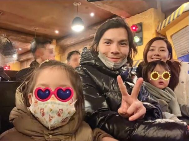 向佐樂於擔任好爸爸的角色,陪伴家人遊玩。