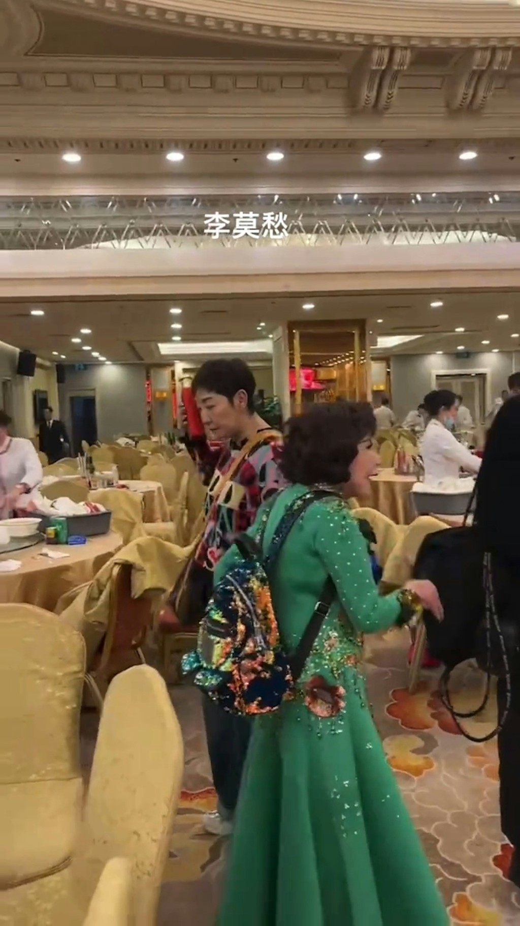 雪梨搖了搖酒瓶確認後便拿走，而黃夏蕙與劉永則繼續交談，與她走向不同方向。