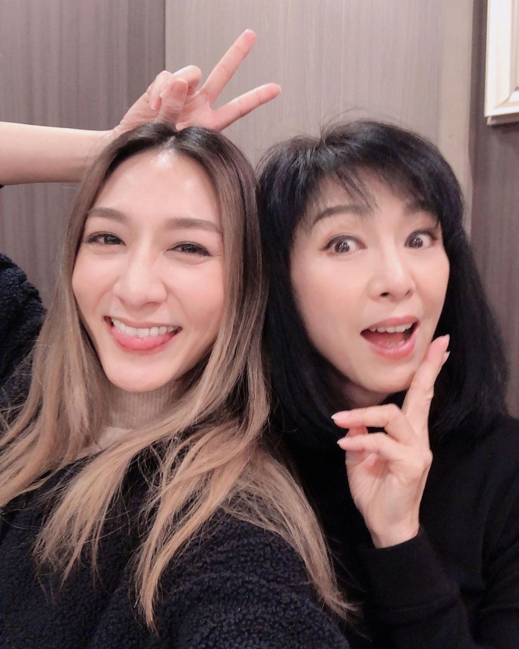 徐頴堃曾與米雪合演劇集《溏心風暴3》。