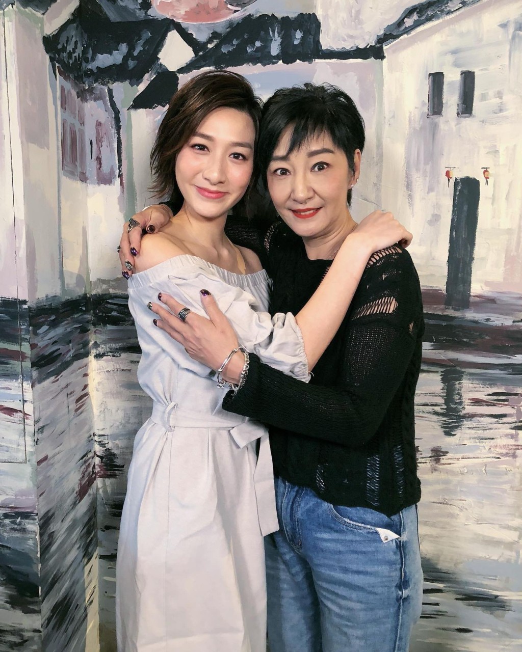 徐頴堃與媽媽雪梨樣貌相似。