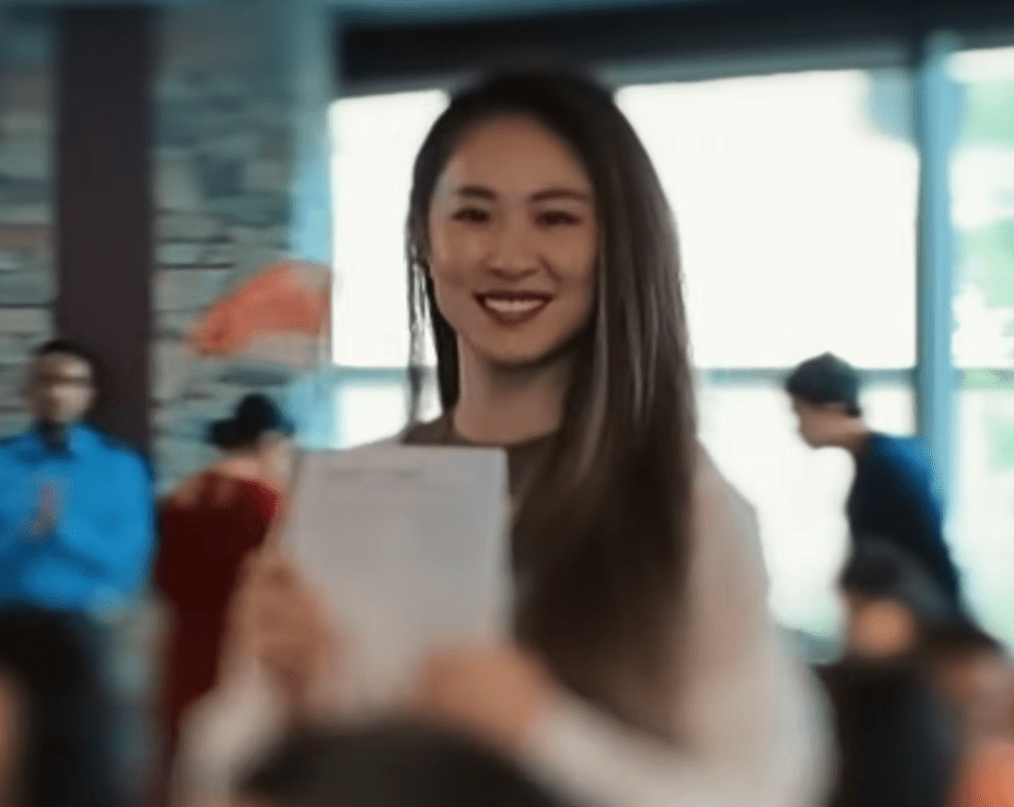 石詠莉手持加拿大國旗，顯得十分高興。