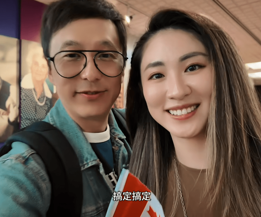 鄧健泓夫婦對於成功取得公民身份感到非常開心。