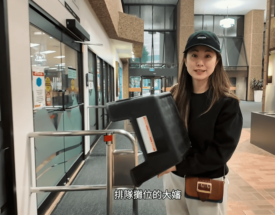 鄧健泓陪伴太太在清晨前往申請護照。