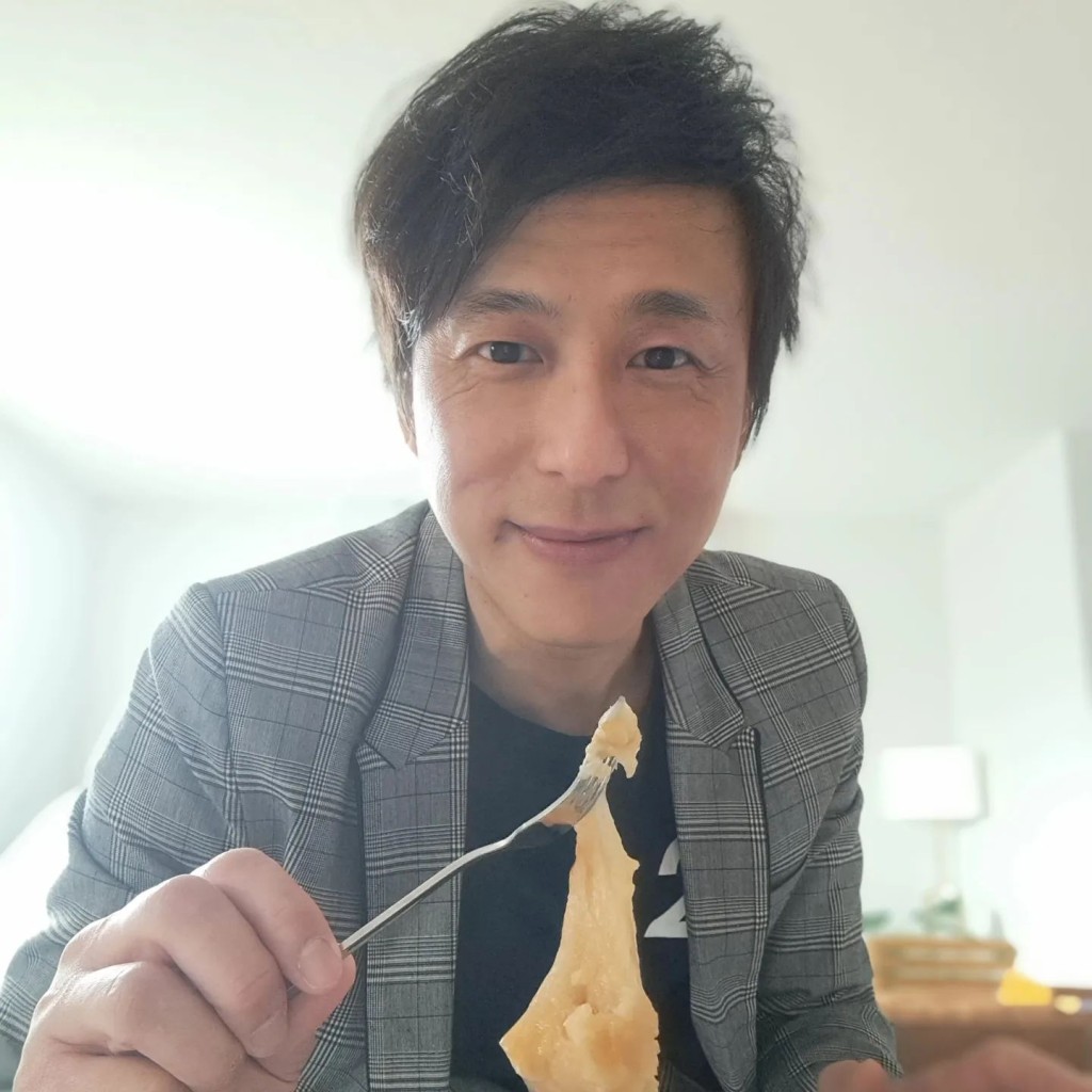 鄧健泓年輕時曾到加拿大留學。