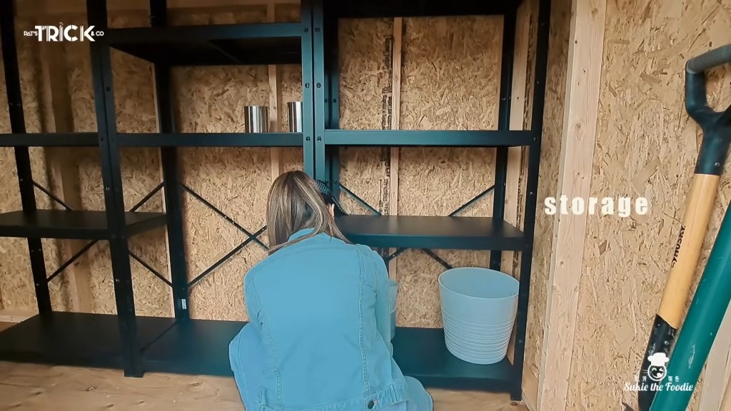 石詠莉將材料搬入小屋內。
