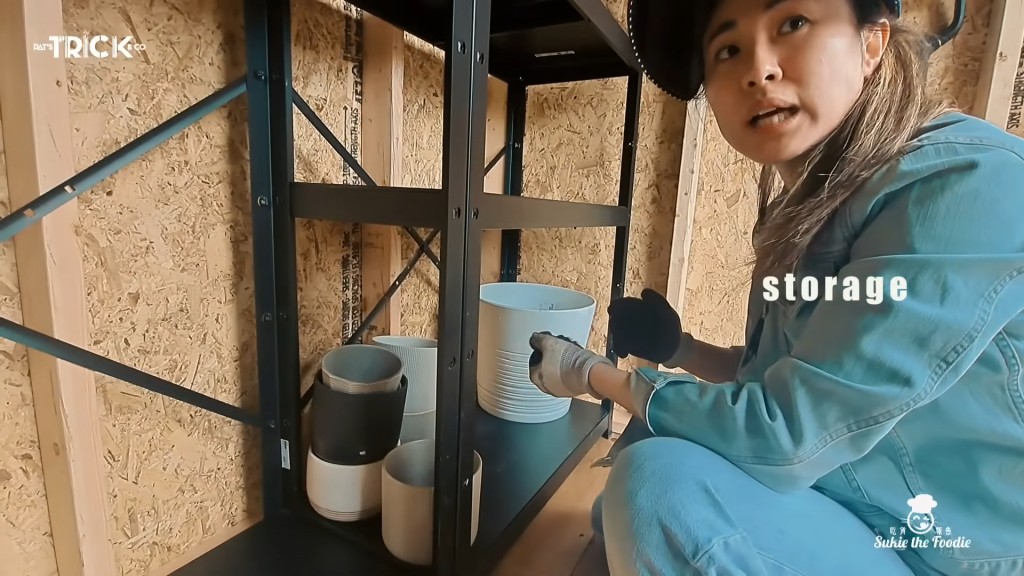 石詠莉整理各樣用具。
