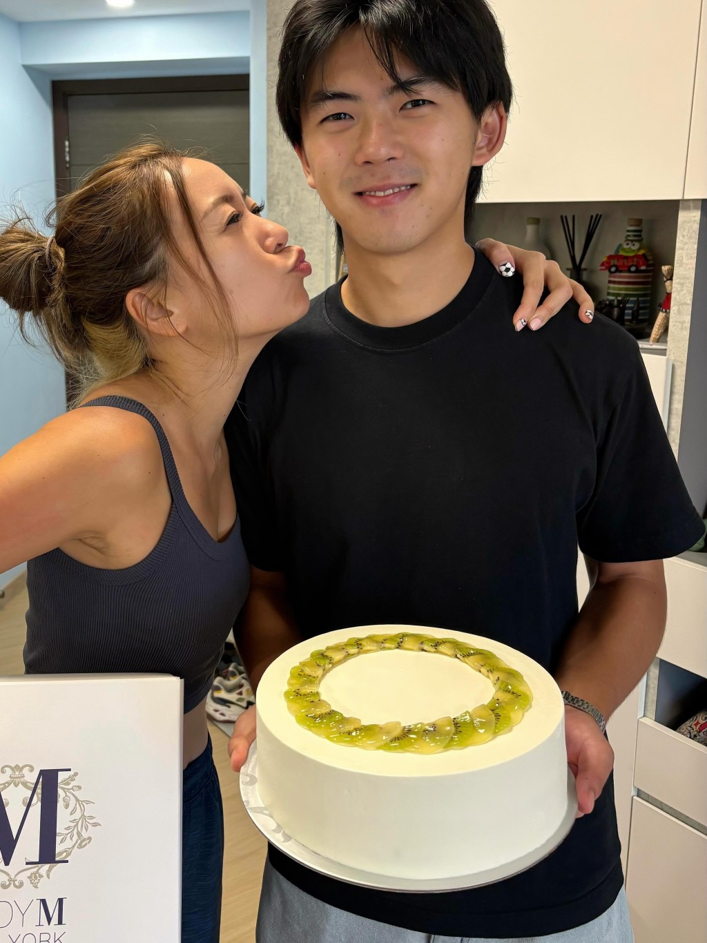 梁芷珮為大兒子慶祝22歲生日，這次換母親與兒子互動拍照。