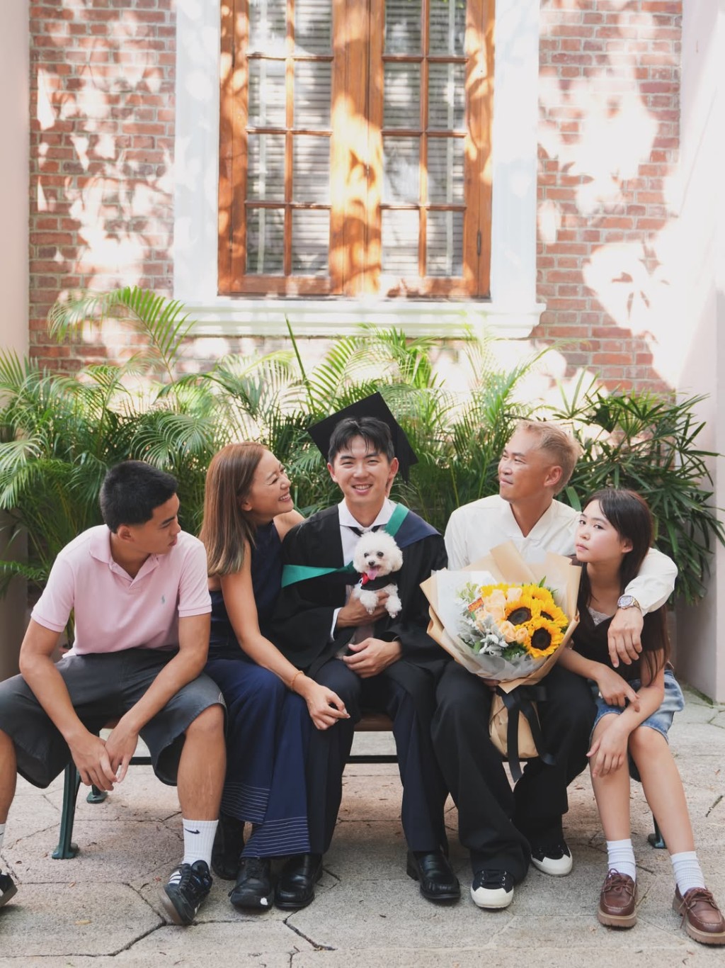 Brendan於香港大學新聞學系畢業，曾是高爾夫球港隊代表，現時對軟式曲棍球充滿熱誠並入選港隊。