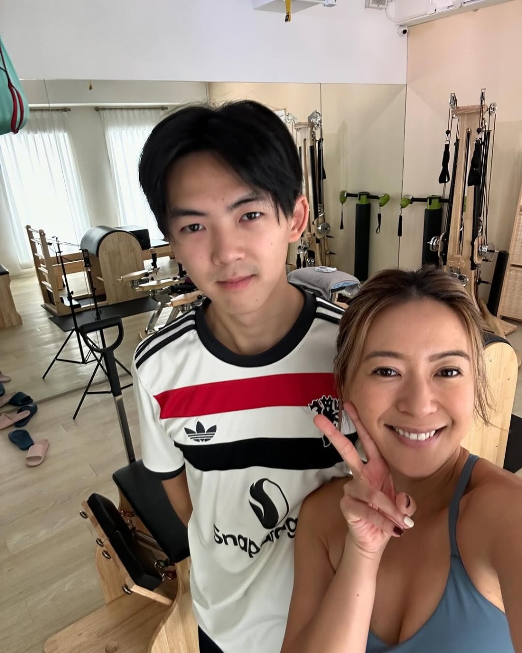 梁芷珮曾分享與大兒子Brendan一起做普拉提的合照，網民讚賞兒子顏值高，指其樣貌神似鍾漢良。