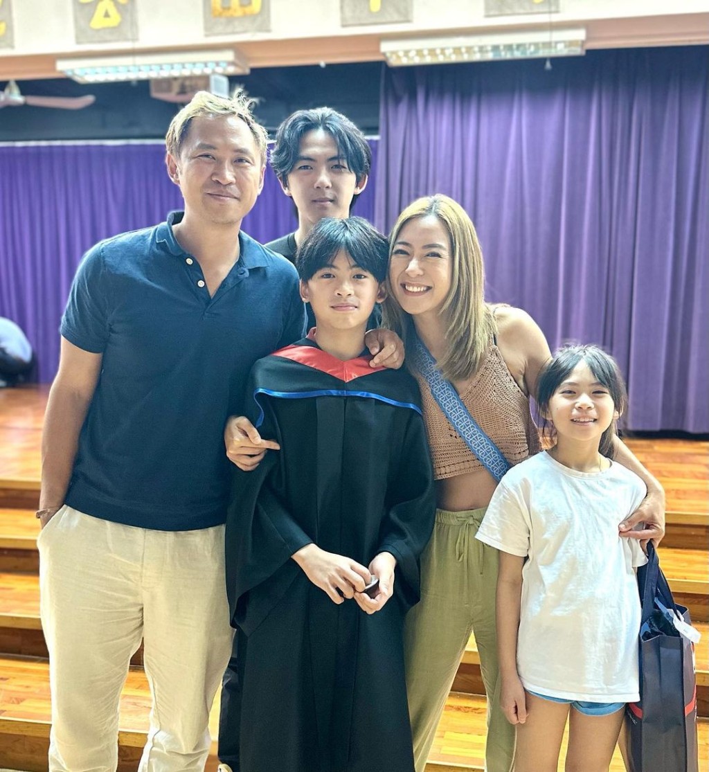 二仔Duncan小學畢業，身高已到父親肩膊。