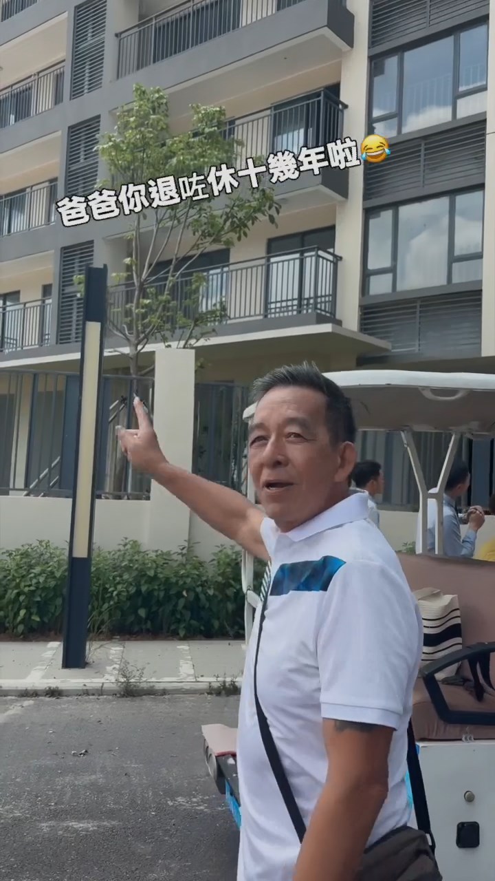 梁芷珮的爸爸指著新屋所在樓宇，大讚外觀「好靚」。